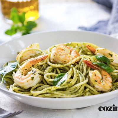 Macarrão ao molho pesto com camarão