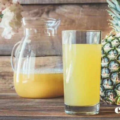 Suco de abacaxi com limão