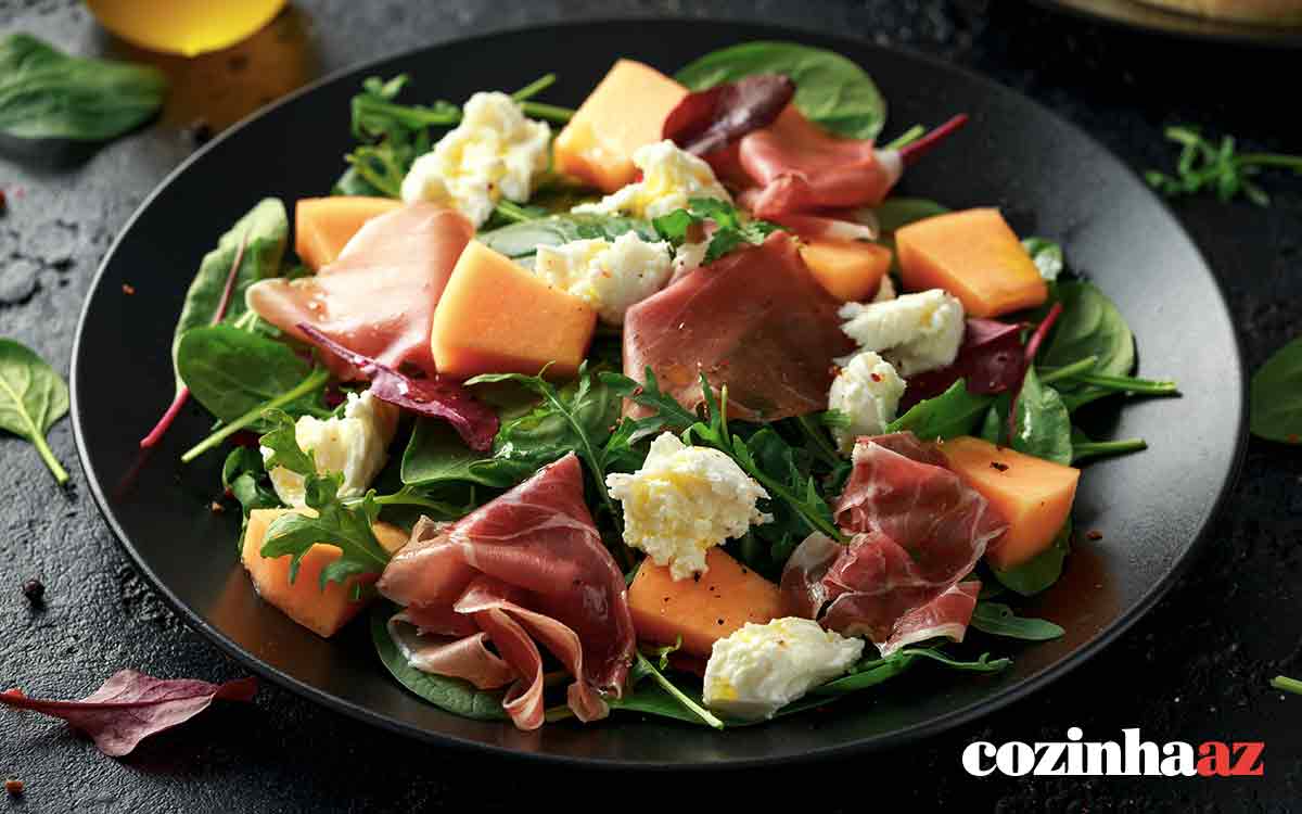 Salada agridoce ao molho de laranja e manjericão