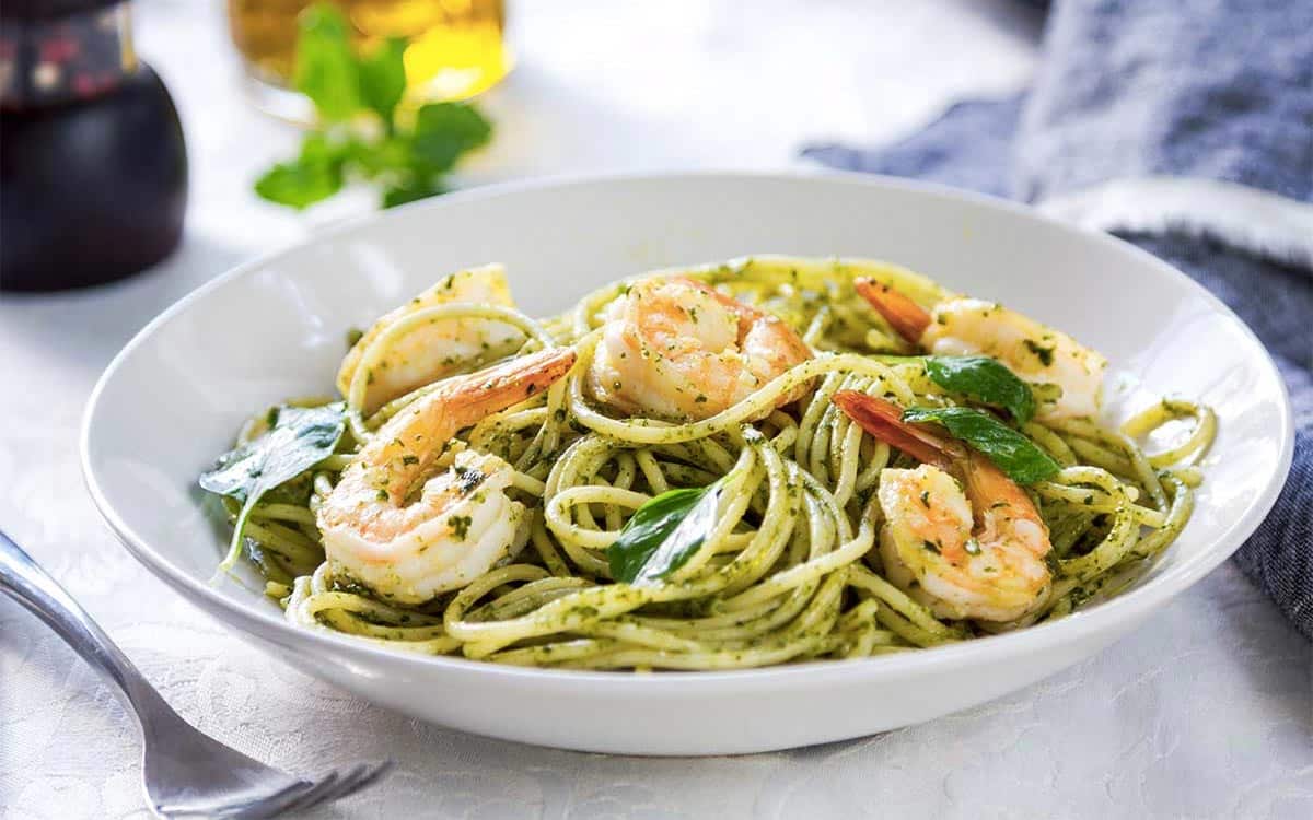 Macarrão ao molho pesto com camarão