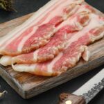 como fritar bacon no microondas